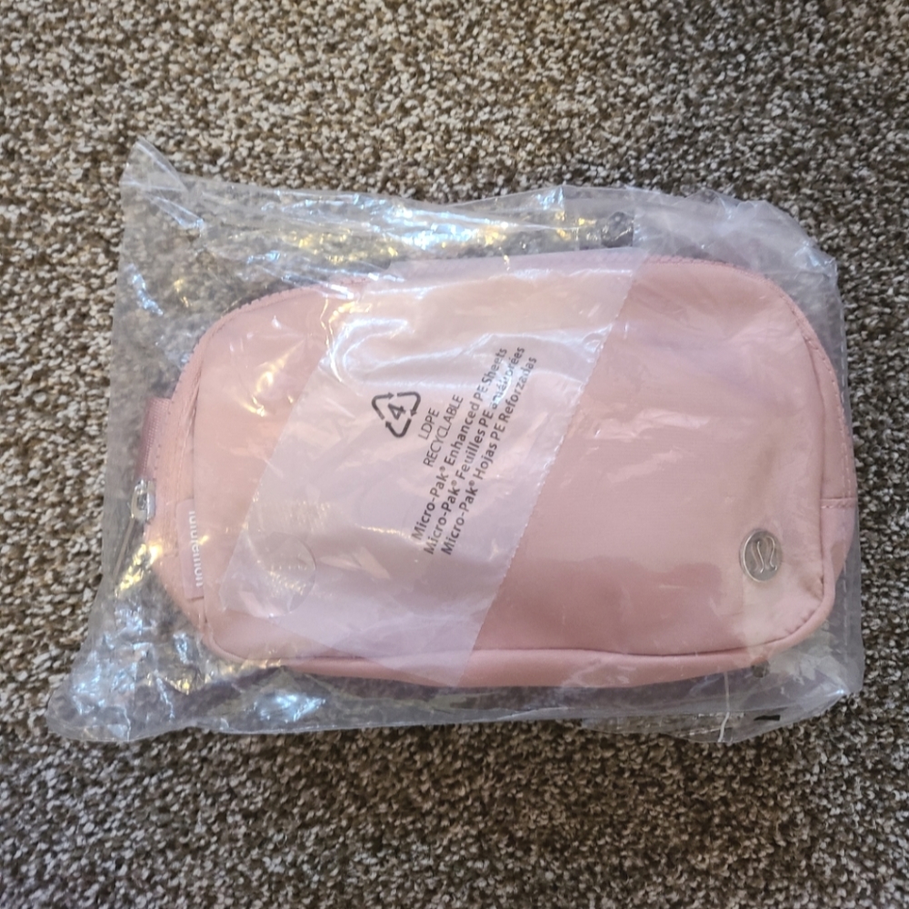 Lululemon belt bag brand new 🩷